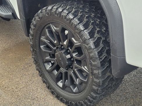 Used 2023 GMC Sierra 2500 AT4 w/ AT4 Premium Plus Package AWD/4WD image 8