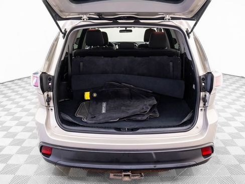 Used 2015 Toyota Highlander LE image 25