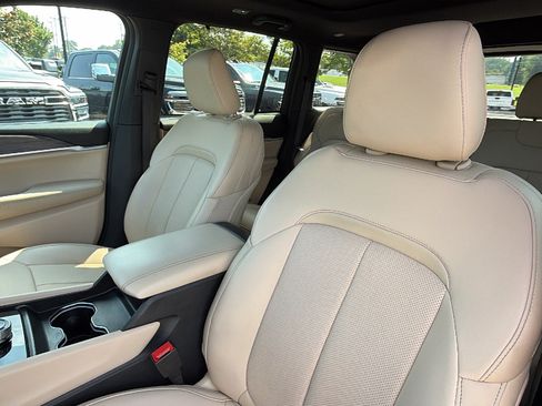 Used 2025 Jeep Grand Cherokee Limited w/ Luxury Tech Group II AWD/4WD image 18