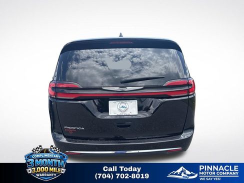 Used 2024 Chrysler Pacifica Touring-L FWD image 5