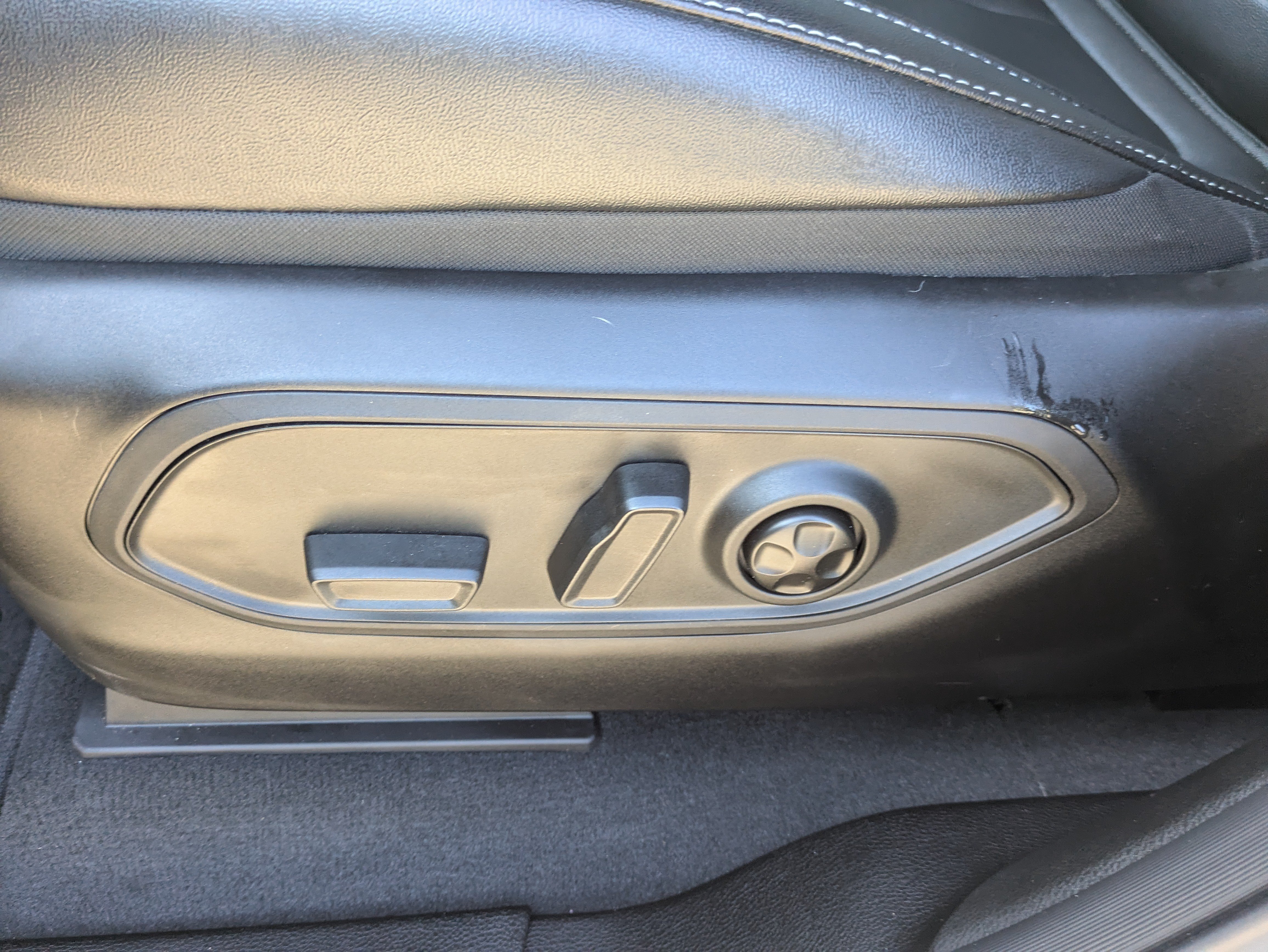 Used 2025 Jeep Grand Cherokee L Limited RWD image 5