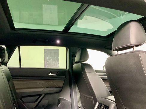 Used 2023 Volkswagen Atlas Cross Sport SEL R-Line image 2