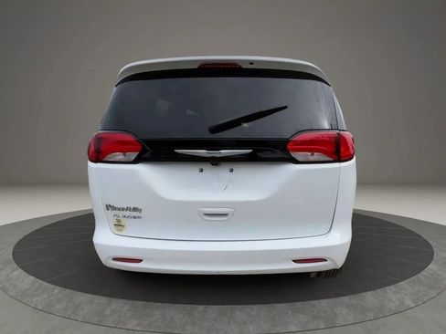 Used 2023 Chrysler Voyager LX FWD image 4