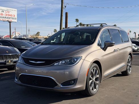 Used 2017 Chrysler Pacifica Limited image 1