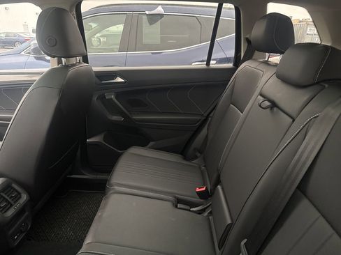 Used 2022 Volkswagen Tiguan SE image 10