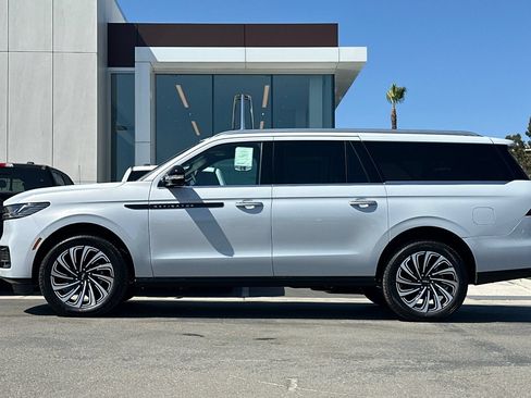 New 2026 Lincoln Navigator L Black Label AWD/4WD image 6