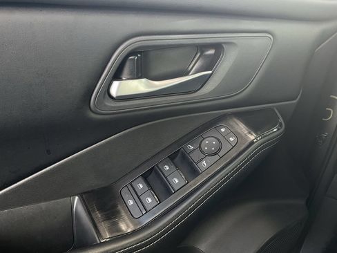 Used 2025 Nissan Rogue SV FWD image 16