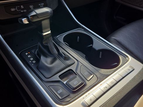 Used 2025 Kia Carnival FWD image 26