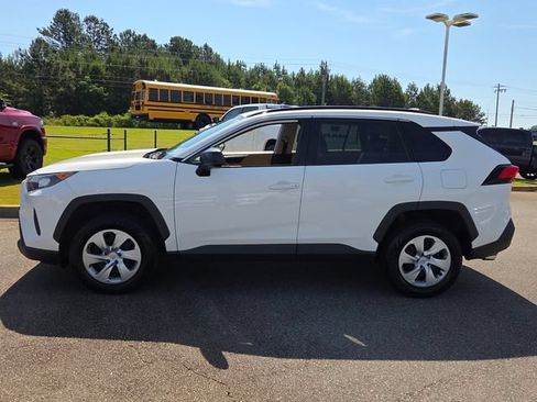 Used 2021 Toyota RAV4 LE FWD image 4