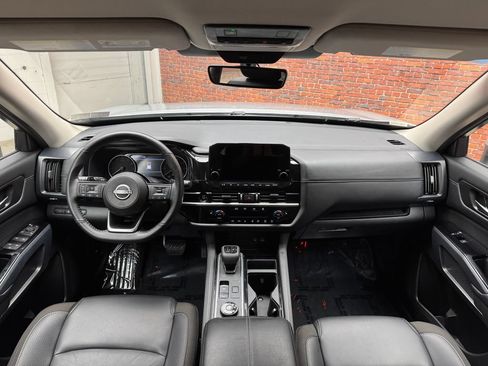 Used 2025 Nissan Pathfinder SL AWD/4WD image 13