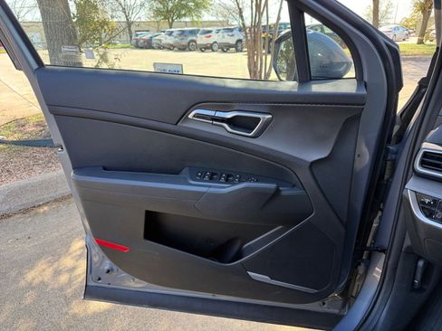 Used 2025 Kia Sportage LX image 18