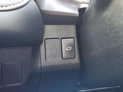 Used 2018 Toyota RAV4 SE image 27