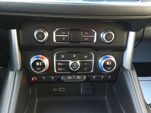 Used 2024 GMC Yukon SLT w/ SLT Luxury Package image 19