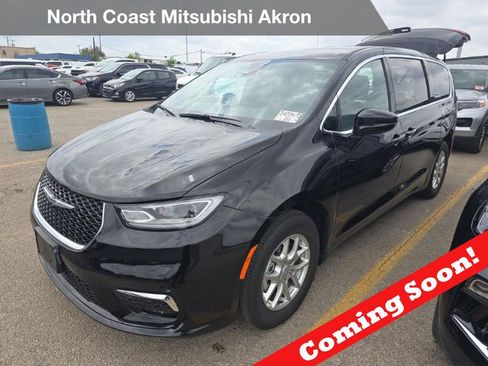 Used 2025 Chrysler Pacifica Select FWD image 1