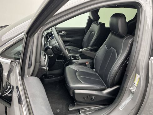 Used 2025 Chrysler Pacifica Select FWD image 8