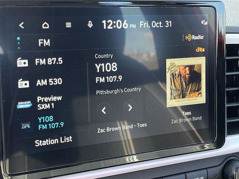 Used 2023 Hyundai Venue Limited image 18