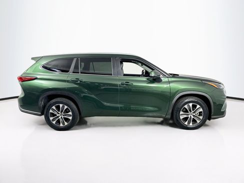 Used 2023 Toyota Highlander XLE FWD image 4