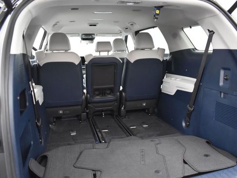 Used 2025 Kia Carnival EX image 26