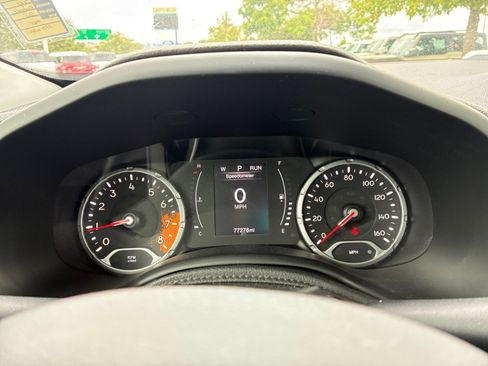 Used 2017 Jeep Renegade Latitude w/ Cold Weather Group AWD/4WD image 10