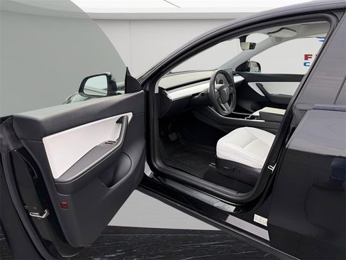 Used 2020 Tesla Model Y Long Range image 13