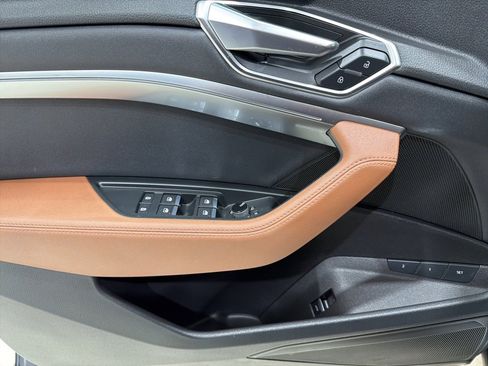 Used 2022 Audi e-tron Premium w/ Convenience Plus Package image 12