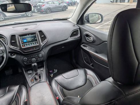 Used 2022 Jeep Cherokee Trailhawk w/ Comfort/Convenience Group AWD/4WD image 11