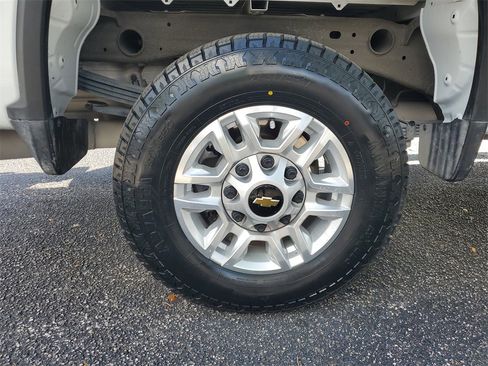 Used 2025 Chevrolet Silverado 2500 LT w/ Convenience Package image 8