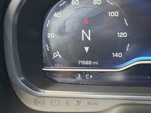 Used 2023 Chevrolet Suburban Premier image 16