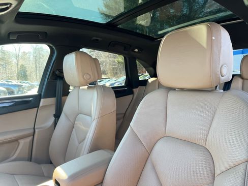Used 2025 Porsche Macan image 13