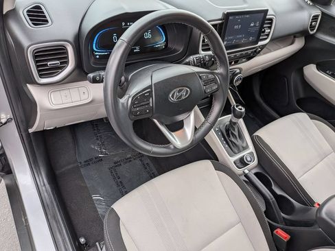 Used 2025 Hyundai Venue SEL FWD image 16
