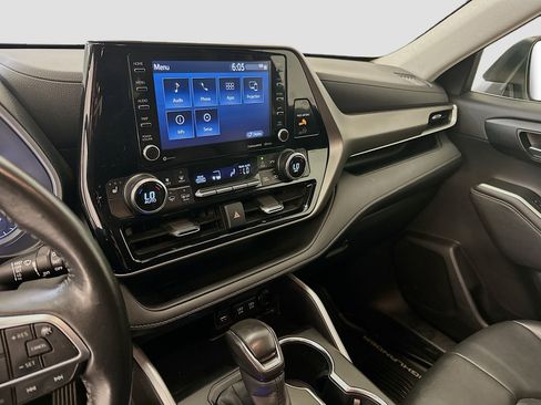 Used 2020 Toyota Highlander XLE image 26