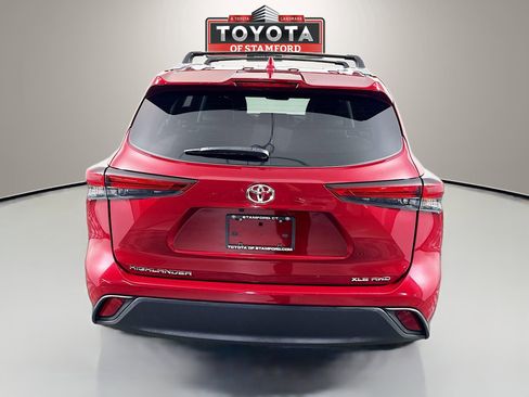 Certified 2023 Toyota Highlander XLE image 6