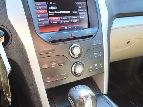 Used 2013 Ford Explorer XLT image 29