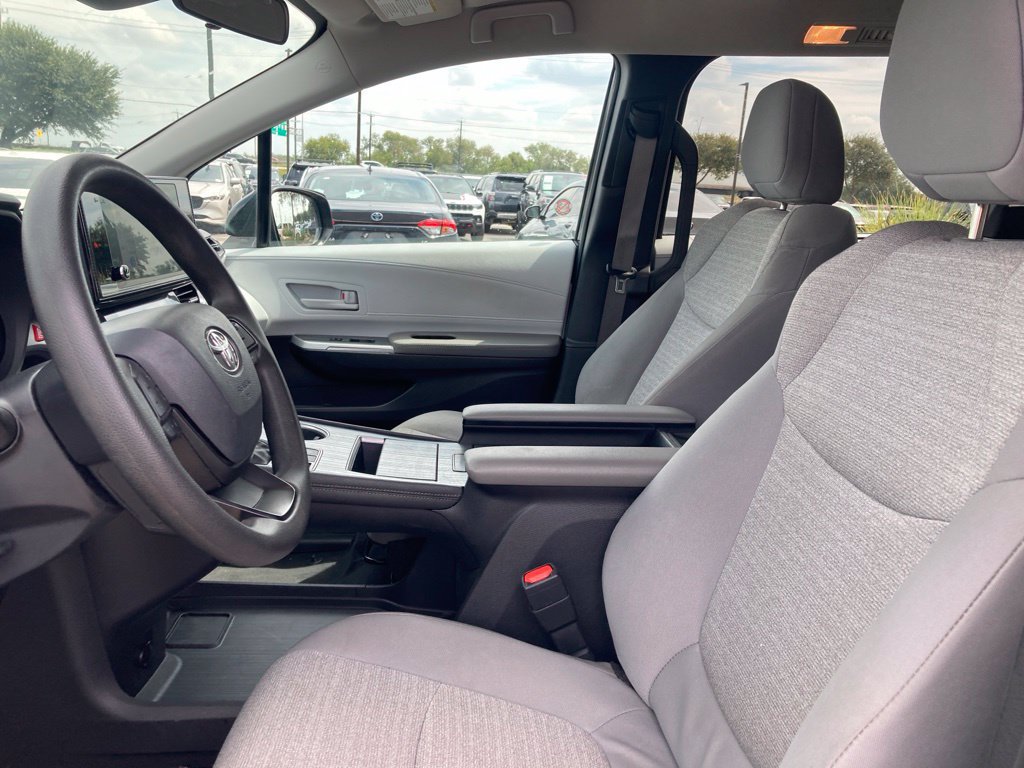 Used 2025 Toyota Sienna LE FWD image 8
