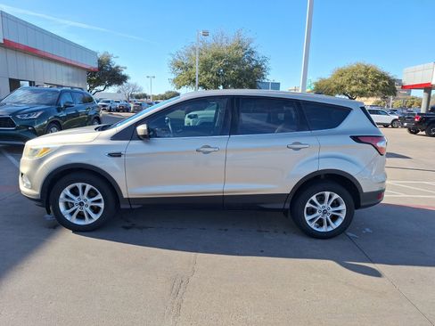Used 2017 Ford Escape SE image 3