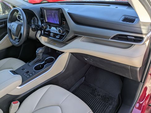 Certified 2023 Toyota Highlander XLE image 25