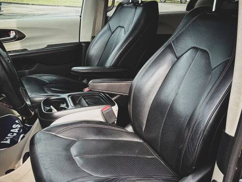 Used 2018 Chrysler Pacifica Touring-L FWD image 24