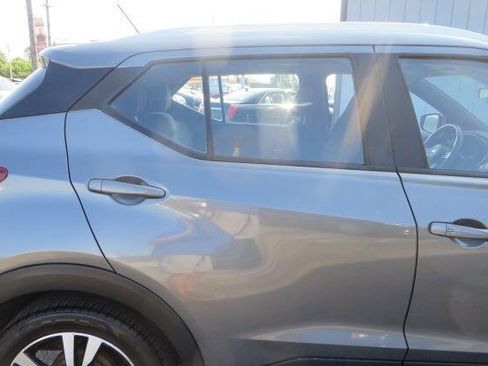 Used 2018 Nissan Kicks SV FWD image 39