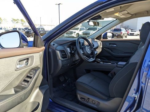 Used 2023 Nissan Rogue SV image 35