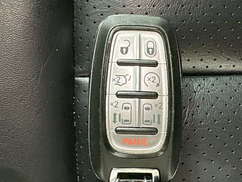 Used 2023 Chrysler Pacifica Touring-L FWD image 17