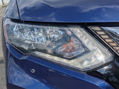 Used 2017 Nissan Rogue SV w/ SV Premium Package image 10