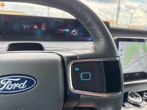Used 2025 Ford Expedition Active AWD/4WD image 17