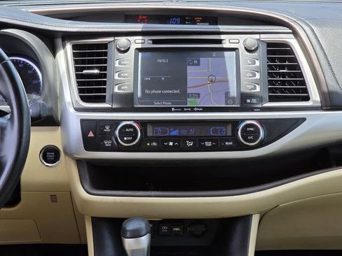 Used 2019 Toyota Highlander XLE FWD image 7