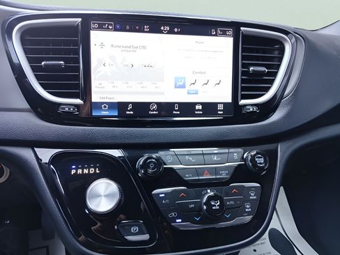 Used 2025 Chrysler Pacifica Select FWD image 13