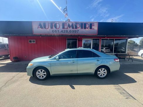 Used 2010 Toyota Camry LE image 1
