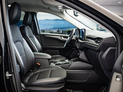 Used 2024 Ford Escape SE w/ Class II Trailer Tow Package image 23