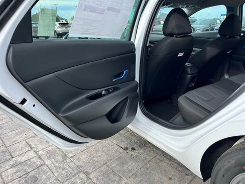 New 2026 Hyundai Elantra SE FWD image 17