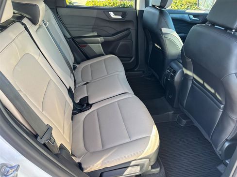 Used 2022 Ford Escape Titanium FWD image 18
