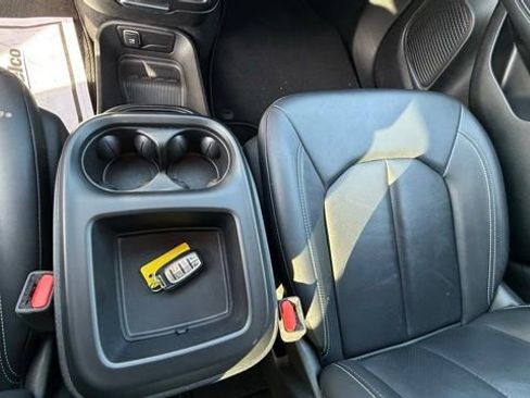 Used 2025 Chrysler Pacifica Select image 24