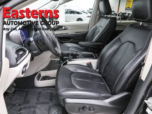 Used 2023 Chrysler Pacifica Touring-L FWD image 14
